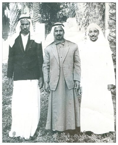 صورة له رحمه الله مع عبدالله السابق الفوزان رحمه الله وخاله حمدان سليم العرادي رحمه الله في الجوف